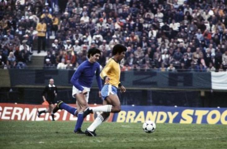 Paolo Rossi saat tampil membela Italia melawan Brasil di Piala Dunia 1982. (AFP)