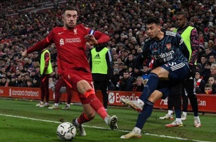 Aksi Jordan Henderson berduel dengan Gabriel Martinelli saat Liverpool ditahan imbang Arsenal 0-0 di semifinal Piala Liga Inggris. (PAUL ELLIS / AFP)