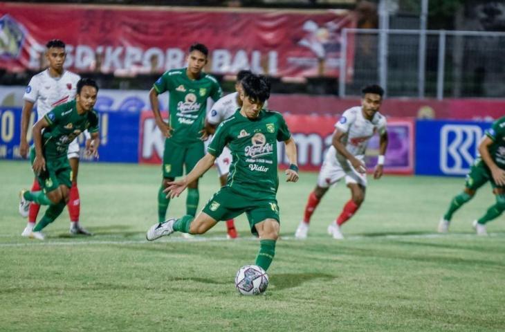 Taisei Marukawa melakukan eksekusi penalti dan membawa Persebaya Surabaya unggul 1-0 atas PSM Makassar. (Persebaya)