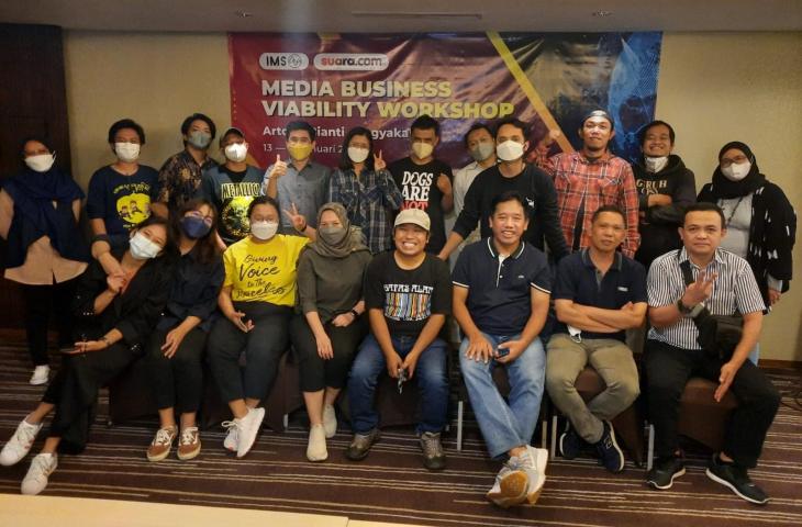 Peserta dan pemateri Media Business Viability Workshop di Hotel Artotel Bianti, Yogyakarta, 13-15 Januari 2022.