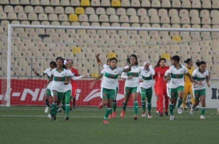 Arsip foto - Pemain timnas putri Indonesia merayakan keberhasilan mencetak gol ke gawang Singapura pada laga leg pertama kualifikasi Piala Asia Wanita 2022 di Dushanbe, Tajikistan, Jumat (24/9) malam. (ANTARA/HO-PSSI)