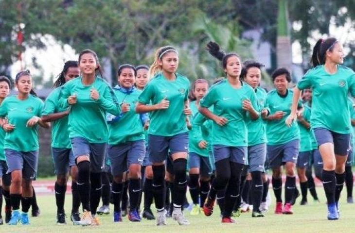 Sejumlah pemain Timnas Wanita Indonesia mengikuti latihan di lapangan arena atletik Jakabaring Sport City (JSC), Palembang, Sumatera Selatan, Jumat (25/5/2018). [Antara/Nova Wahyudi]