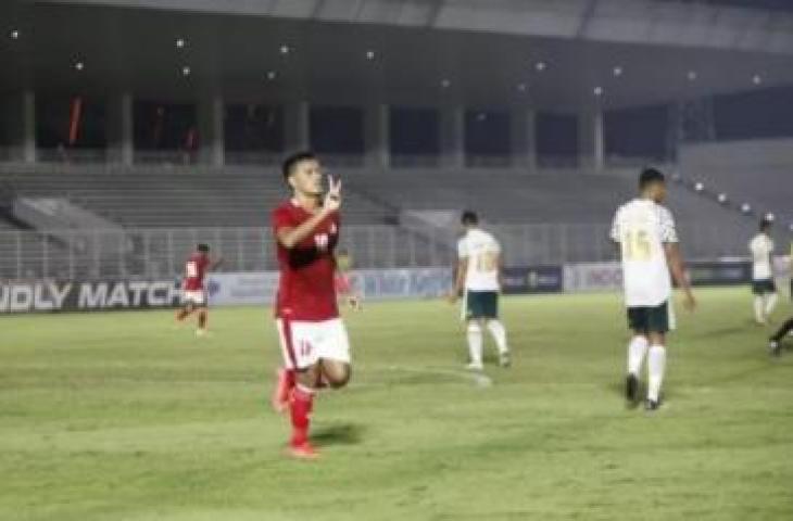 Selebrasi penyerang Timnas Indonesia U-23, Muhammad Rafli usai membobol gawang Tira Persikabo dalam laga uji coba di Stadion Madya, Jakarta (dok. PSSI Pers).