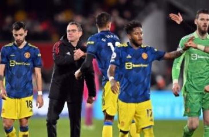 Manajer interim Manchestetr United, Ralf Rangnick (dua dari kiri) memberikan selamat kepada para pemainnya pasca menang 3-1 atas Brentford dalam laga tunda pekan ke-17 Liga Inggris di Brentford Community Stadium, Kamis (20/1/2022) dini hari WIB. [AFP]