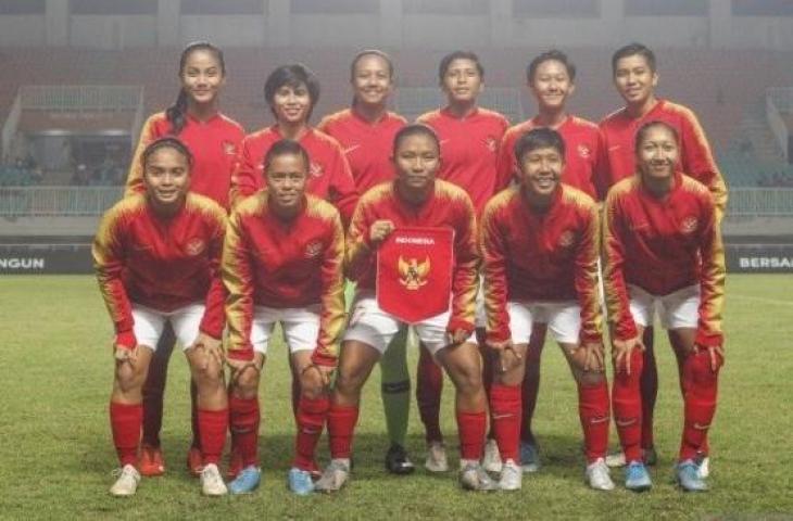 Potret pemain Timnas Wanita Indonesia sebelum laga persahabatan melawan Sri Lanka di Stadion Pakansari, Cibinong, Bogor, Jawa Barat, Sabtu (16/11/2019). (ANTARA FOTO/Yulius Satria Wijaya)