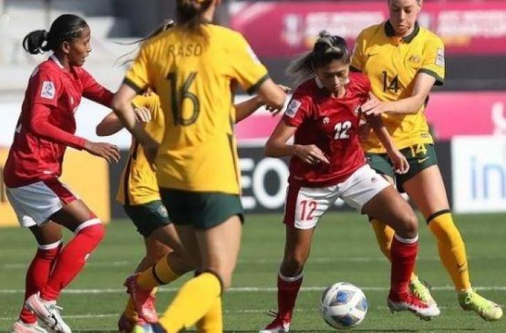 Kapten Timnas Putri Indonesia, Zahra Muzdalifah dikepung pemain Australia dalam laga Piala Asia Wanita 2022. (PSSI)