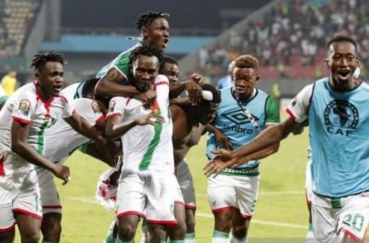 Pemain Timnas Burkina Faso meluapkan kegembiraan seusai memenangi adu penalti lawan Gabon dalam pertandingan 16 besar Piala Afrika 2021 di Stadion Limbe, Limbe, Kamerun, Minggu (23/1/2022) waktu setempat. (ANTARA/REUTERS/Mohamed Abd El Ghany)