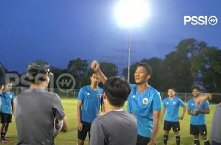 Achmad Figo membuat Shin Tae-yong dan Skuad Timnas Indonesia tertawa. (YouTube/PSSI)