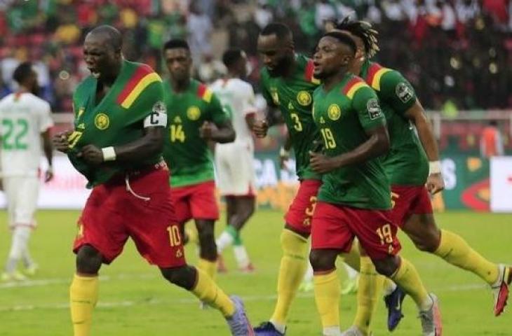 Penyerang Timnas Kamerun, Vincent Aboubakar (kiri) meluapkan kegembiraan usai cetak gol tendangan penalti keduanya ke gawang Burkina Faso dalam laga pembukaan Piala Afrika 2021 di Stadion Olembe, Yaounde, Kamerun, Minggu (9/1/2022) waktu setempat. (ANTARA/REUTERS/Thaier Al-Sudani)