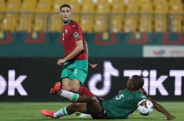 Achraf Hakimi cetak satu gol saat Maroko kalahkan Malawi 2-1 di Piala Afrika 2021. (KENZO TRIBOUILLARD / AFP)