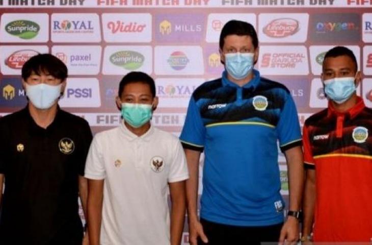 Pelatih Tim Nasional Indonesia Shin Tae-yong (kiri) didampingi pemain Timnas Indonesia Evan Dimas (kedua kiri) berfoto dengan Pelatih Timnas Timor Leste Fabio Magrao (kedua kanan) yang didampingi pemain Timnas Timor Leste Filomeno Junior (kanan) saat konferensi pers di kawasan Seminyak, Badung, Bali, Rabu (26/1/2022). ANTARA/Naufal Fikri Yusuf