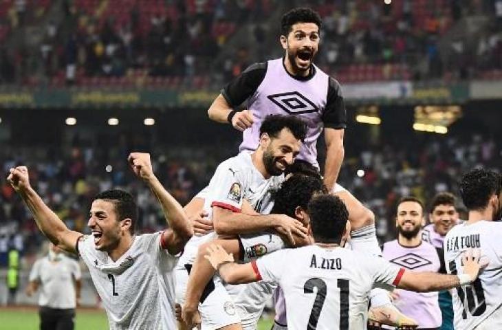 Mohamed Salah dan pemain Timnas Mesir melakukan selebrasi usai lolos ke perempatfinal Piala Afrika 2021. (CHARLY TRIBALLEAU / AFP)