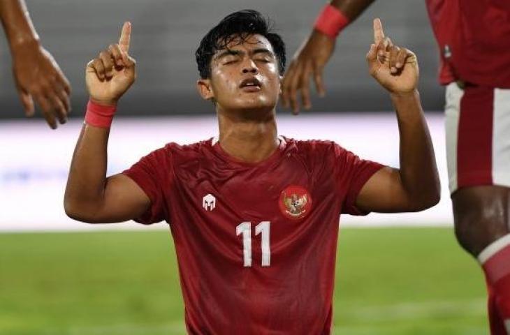 Pemain Timnas Indonesia Pratama Arhan berselebrasi bersama rekannya setelah berhasil mencetak gol ke gawang Timnas Timor Leste dalam pertandingan sepak bola Leg 1 FIFA Matchday di Stadion I Wayan Dipta, Gianyar, Bali, Kamis (27/1/2022). Indonesia menang atas Timor Leste dengan skor 4-1. ANTARA FOTO/Nyoman Budhiana/hp.