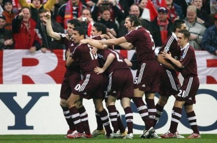 Roy Makaay melakukan selebrasi bersama pemain Bayern Munich usai cetak gol tercepat sepanjang sejarah Liga Champions ke gawang Real Madrid. (PIERRE-PHILIPPE MARCOU / AFP)