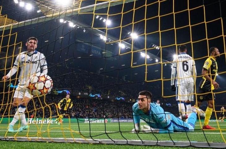 Kiper Atalanta, Juan Musso saat gawangnya dibobol pemain Young Boys di UEFA Champions. (AFP/Fabrice Coffrini)