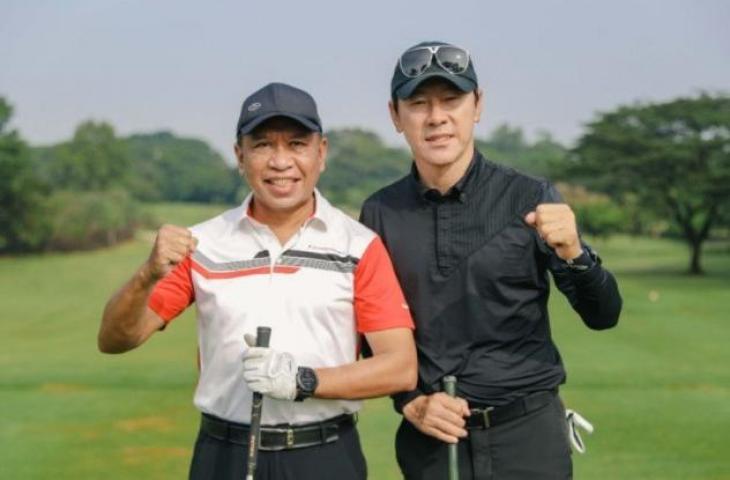 Menteri Pemuda dan Olahraga Zainudin Amali (kiri) bersama Pelatih Timnas Indonesia Shin Tae-yong bermain golf bareng di Royale Halim, Jakarta, Jumat (4/2/2022). ANTARA/HO-Kemenpora