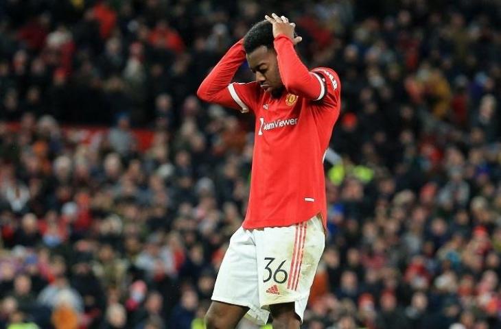 Anthony Elanga saat gagal penalti di laga Man United vs Middlesbrough di Piala FA, Sabtu (5/2/2022). (AFP/Lindsey Parnaby)