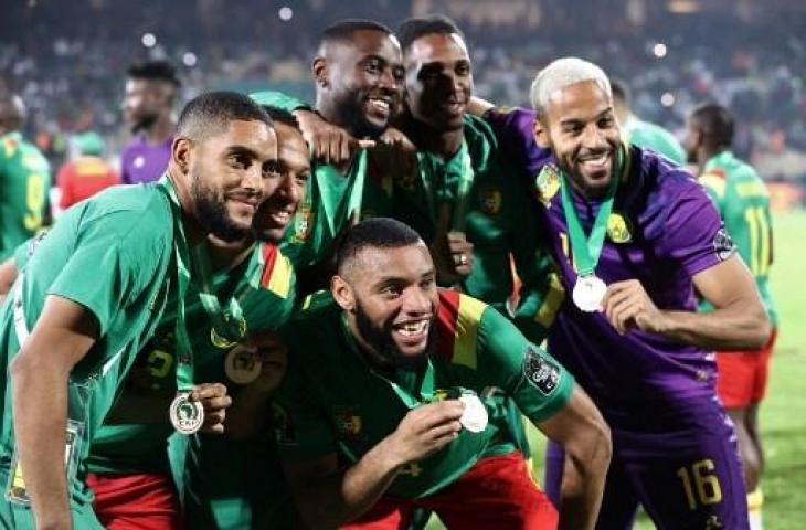 Pemain Timnas Kamerun merayakan kemenangan atas Burkina Faso dan menjadi juara tiga Piala Afrika 2021. (KENZO TRIBOUILLARD / AFP)