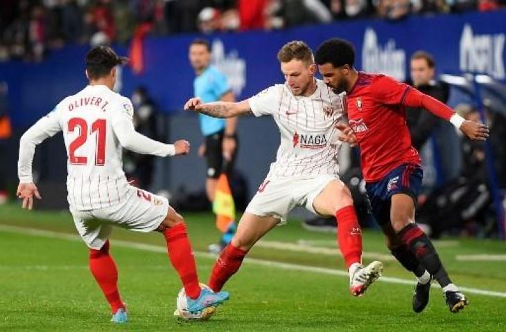 Potret aksi Ivan Rakitic saat Sevilla ditahan imbang Osasuna 0-0 dalam lanjutan Liga Spanyol. (ANDER GILLENEA / AFP)