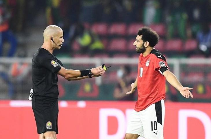 Mohamed Salah adu mulut dengan wasit Victor Gomes saat Senegal vs Mesir final Piala Afrika 2021. (AFP/Charly Tribbaleau)