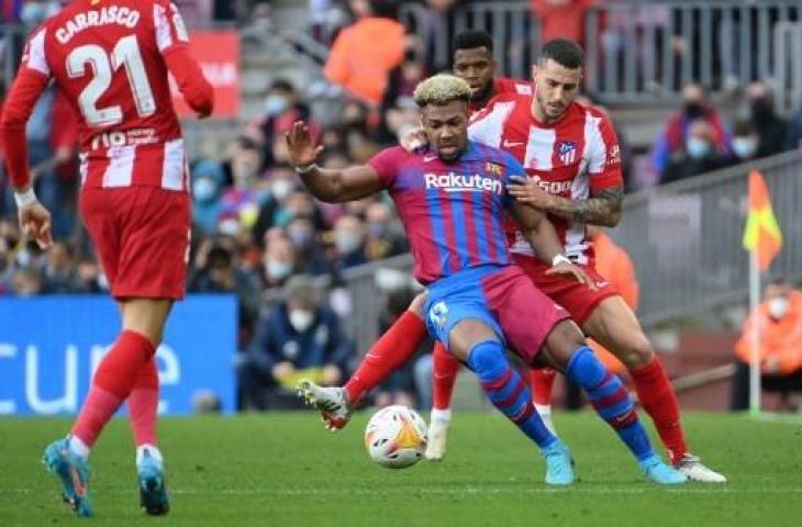 Aksi Adama Traore saat Barcelona mengalahkan Atletico Madrid 4-2 dalam lanjutan Liga Spanyol. (LLUIS GENE / AFP)