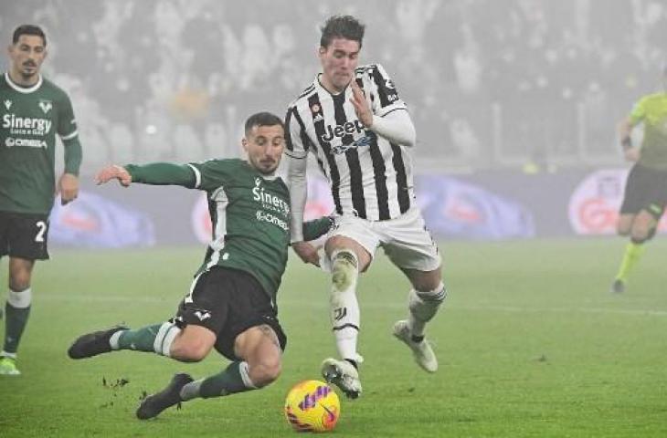 Aksi Dusan Vlahovic di laga debutnya berseragam Juventus melawan Verona. (ISABELLA BONOTTO / AFP)