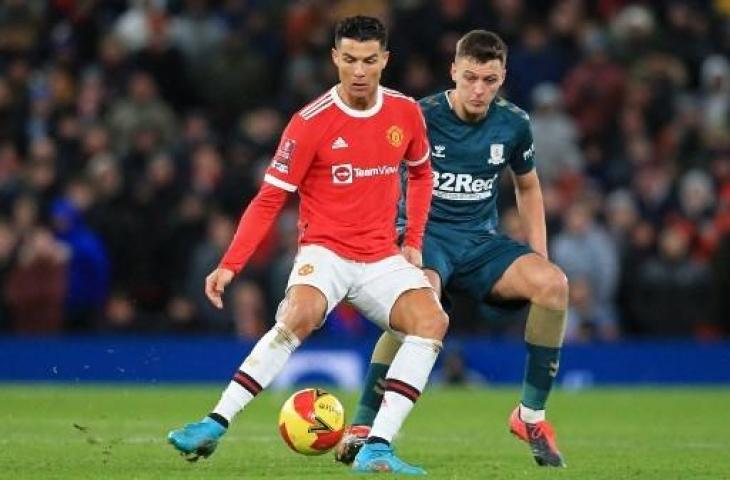 Bek Middlesbrough, Dael Fry, saat berduel dengan bintang Manchester United Cristiano Ronaldo di ajang Piala FA. (LINDSEY PARNABY / AFP)