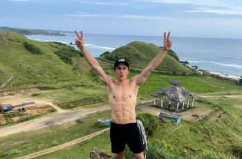 Telanjang Dada Nikmati Alam Lombok, Netizen Khawatir Marc Marquez Masuk Angin