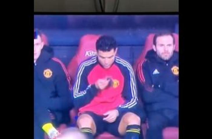 Ritual Cristiano Ronaldo di bench Manchester United. (Twitter/@projectfootball)