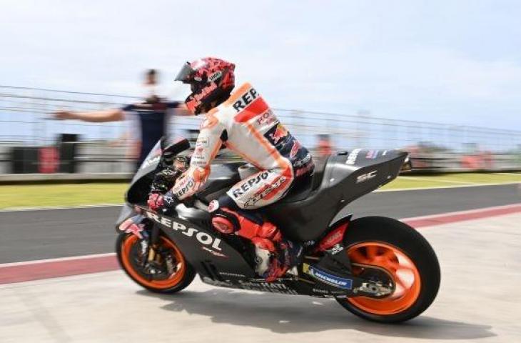 Pembalap Repsol Honda Team MotoGP Marc Marquez melaju menuju lintasan pada hari kedua tes pramusim MotoGP 2022 di Pertamina Mandalika International Street Circuit, Lombok Tengah, NTB, Sabtu (12/2/2022). Sesi tes pramusim di sirkuit Mandalika tersebut akan berlangsung hingga Minggu (13/2/2022). ANTARA FOTO/Andika Wahyu/pras.