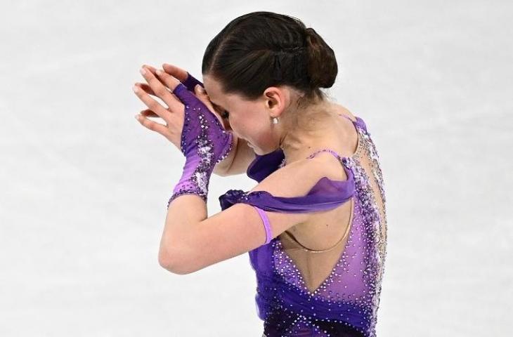 Atlet figure skating Rusia, Kamila Valeiva menangis di Olimipade Beijing 2022. (AFP/ANNE-CHRISTINE POUJOULAT)