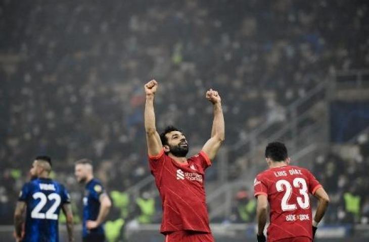 Selebrasi penyerang Liverpool, Mohamed Salah usai bobol gawang Inter Milan di leg pertama babak 16 besar Liga Champions. (FILIPPO MONTEFORTE / AFP)