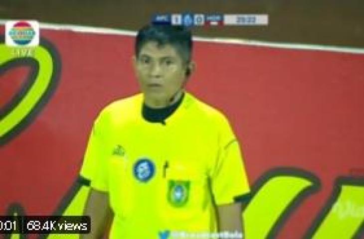 Momen asisten wasit kebingungan di Laga Arema FC vs Madura, gol atau tidak. (Twitter/@broadcastbola)