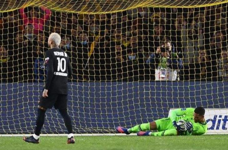 Kiper Nantes, Alban Lafont saat gagalkan penalti Neymar. (Twitter/@ScoutUnderrated)