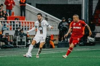 Momen Duel Sandy Walsh vs Radja Nainggolan di Liga Belgia 2022/2023