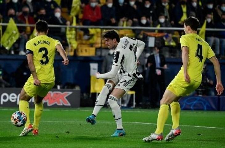 Aksi penyerang Juventus, Dusan Vlahovic, saat bobol gawang Villarreal di ajang Liga Champions. (JAVIER SORIANO / AFP)