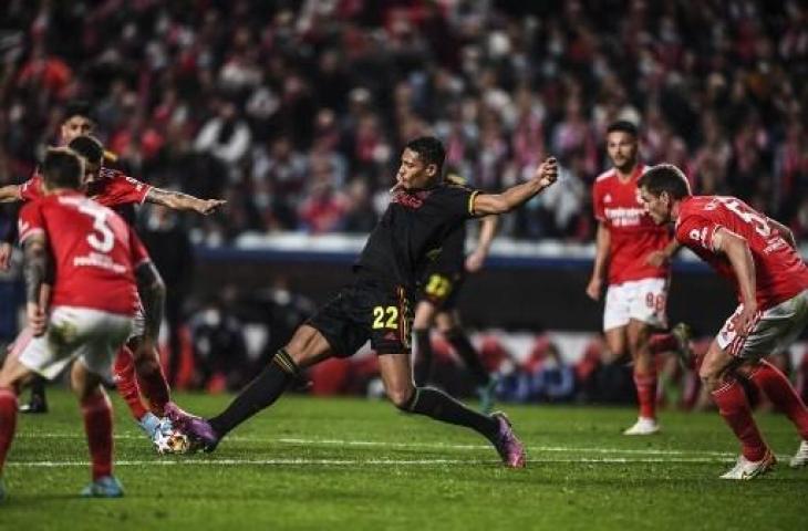 Potret aksi Sebastien Haller saat Ajax tahan imbang Benfica 2-2 di leg pertama 16 besar Liga Champions. (PATRICIA DE MELO MOREIRA / AFP)