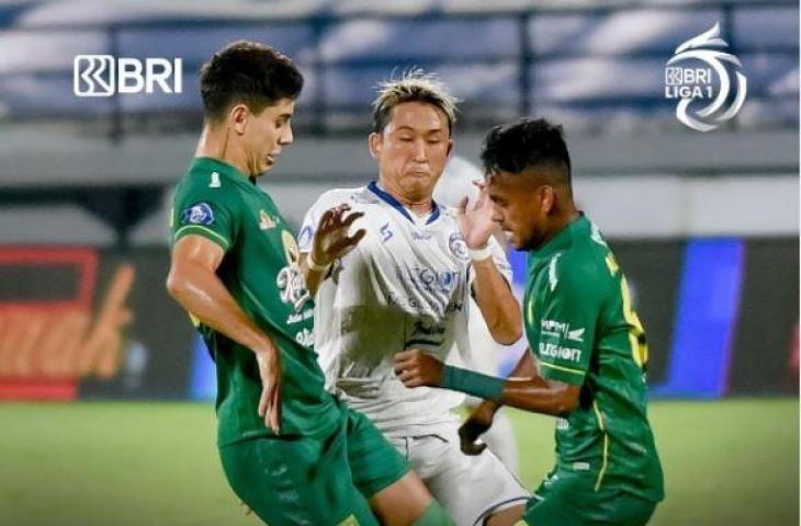 Potret pertandingan Persebaya Surabaya kontra Arema FC di Liga 1 2021. (Instagram/liga1match)