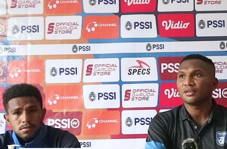 Pelatih Belitong FC, Ardiles Rumbiak dalam konferensi pers. (Instagram/@belitong.fc)