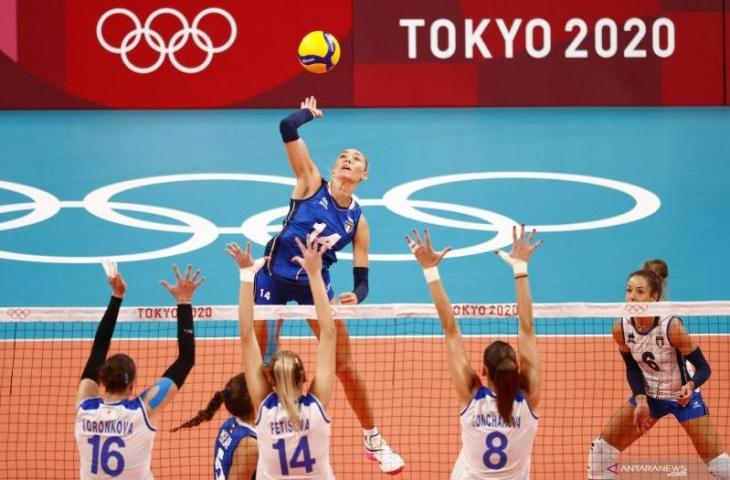 Atlit bola voli putri Italia Elena Pietrini melancarkan smash dan dihadang para pemain Komite Olimpiade Rusia (ROC) Irina Voronkova, Irina Fetisova dan Natalya Goncharova dalam laga babak penyisihan pool B  Bola Voli Putri Olimpiade Tokyo 2020, di Ariake Arena, Tokyo, Jepang, Minggu (25/7/2021), Italia berhasil mengalahkan ROC 3-0 (25-23, 25-19, dan 25-14). ANTARA FOTO/Reuters--Carlos Garcia Rawlins/hp.