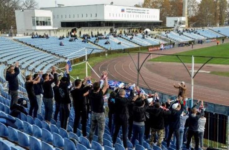 Potret suporter saat menyaksikan pertandingan di Liga Crimea. (PAUL GOGO / AFP)