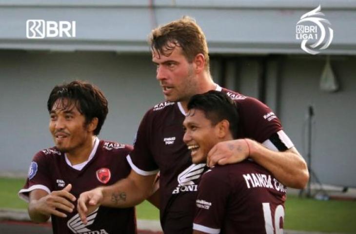 Wiljan Pluim merayakan gol saat laga PSM Makassar vs PSIS Semarang. (Instagram/@liga1match)