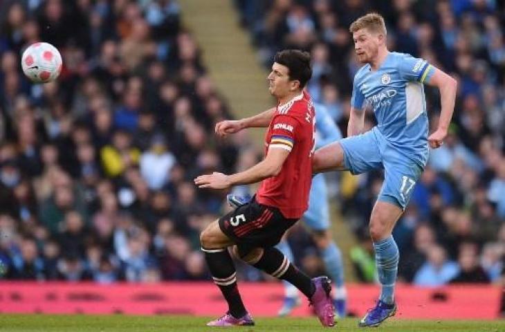 Duel Harry Maguire menghadapi Kevin De Bruyne saat Manchester United dibantai Manchester City 4-1. (OLI SCARFF / AFP)