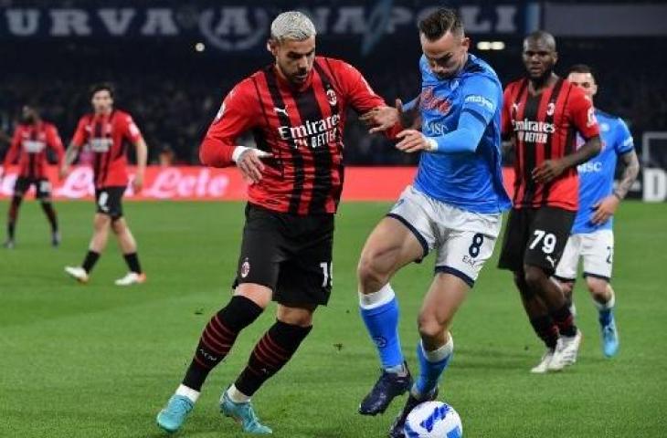 Aksi Theo Hernandez saat AC Milan kalahkan Napoli 1-0 dalam lanjutan Liga Italia. (TIZIANA FABI / AFP)