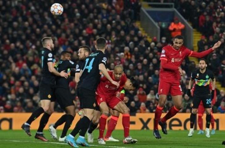 Fabinho nyaris cetak gol saat Liverpool dikalahkan Inter Milan 0-1 di leg kedua 16 besar Liga Champions. (PAUL ELLIS / AFP)