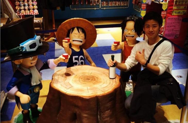 Taisei Marukawa foto bersama patung katakter One Piece. (Instagram/@taiseimarukawa)