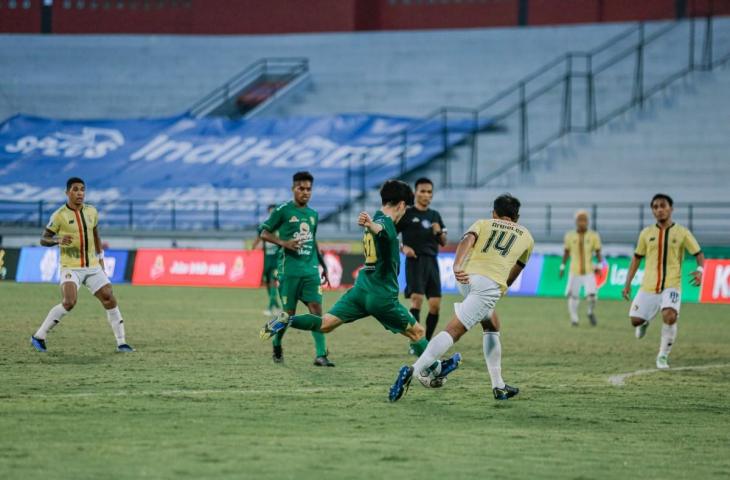 Potret aksi Taisei Marukawa cetak gol indah saat Persebaya Surabaya kalahkan Persik Kediri. (Dok. Persebaya)