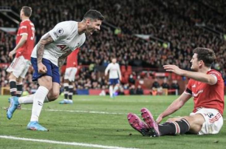 Pemain Tottenham Cristian Romero mengejek Harry Maguire. (Twitter/ESPN)