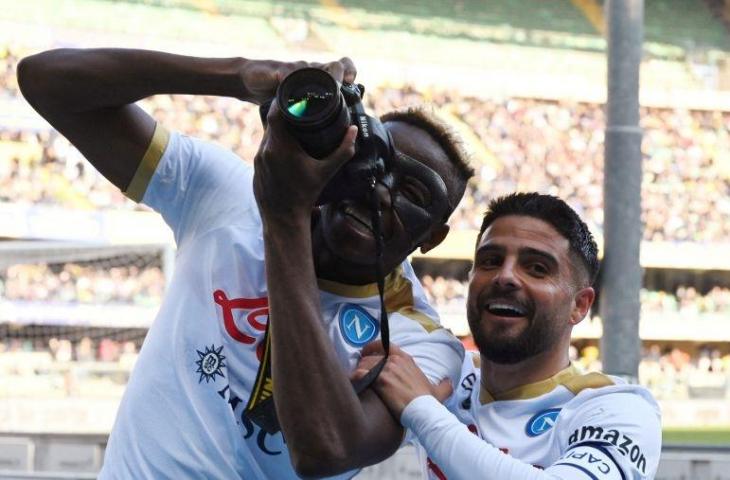 Victor Osimhen (kiri) melakukan selebrasi usai mencetak gol kedua Napoli dalam pertandingan Liga Italia kontra Hellas Verona pada 13 Maret 2022. ANTARA/REUTERS/ALBERTO LINGRIA