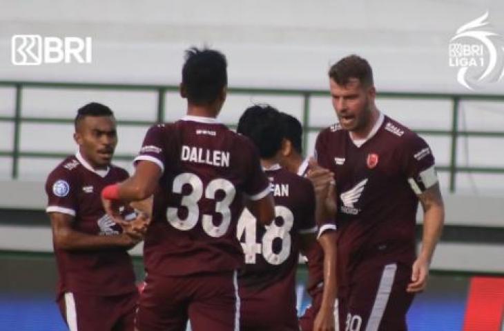 Pemain PSM Makassar Wiljan Pluim merayakan gol saat lawan Persela Lamongan, Senin (14/3/2022). (Instagram/@liga2match)